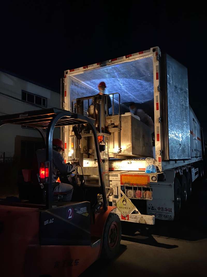  迎著遠(yuǎn)處微微發(fā)亮的天際，他們?cè)僖淮翁ど狭恕罢鞒獭? /></a></div>
<div   id=